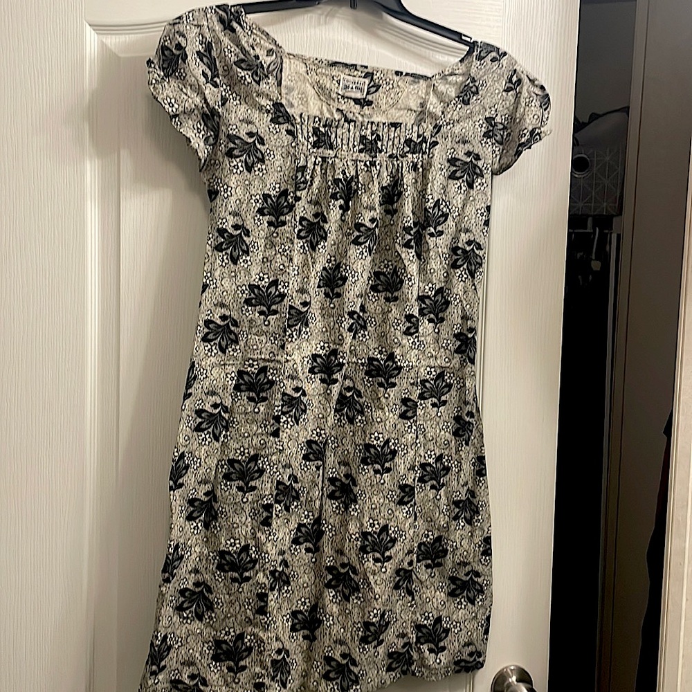 Converse, black and white dress